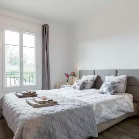 Stylish White And Red Apartments Juan-les-Pins Exterior photo
