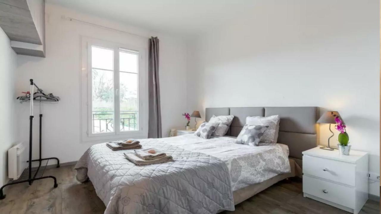 Stylish White And Red Apartments Juan-les-Pins Exterior photo