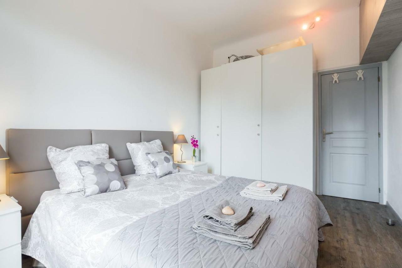 Stylish White And Red Apartments Juan-les-Pins Exterior photo