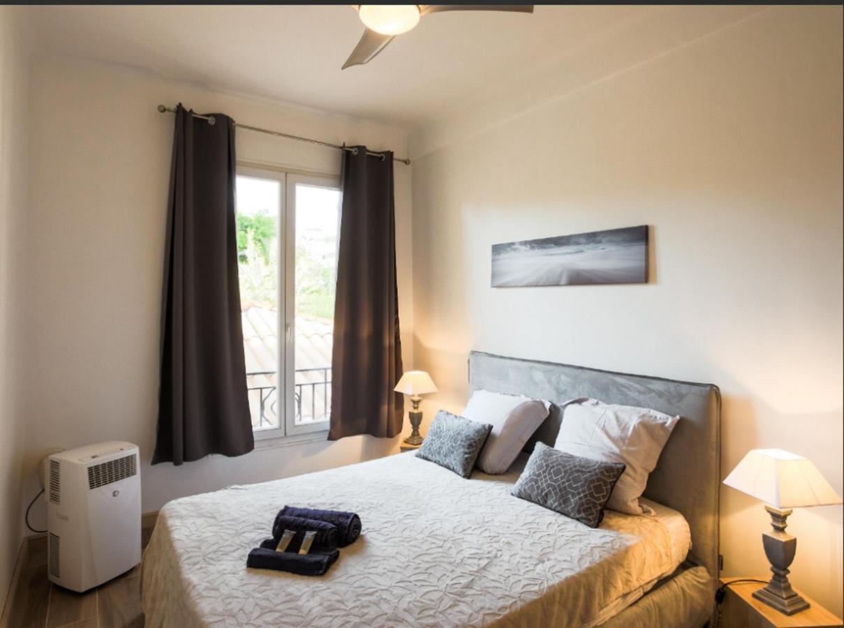 Stylish White And Red Apartments Juan-les-Pins Exterior photo